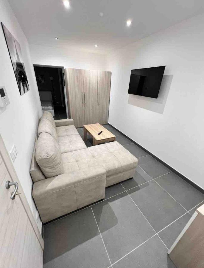 Pregevole Duplex A 1 Minuto Dalla Metro Apartment โกลเลญโญ ภายนอก รูปภาพ